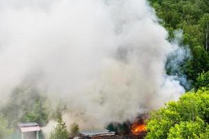 fuoco e grigio Fumo nel urbano parcheggio la zona foto