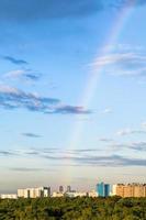 arcobaleno nel sera cielo al di sopra di appartamento edifici foto