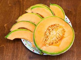 fette di maturo siciliano Cantalupo melone su tavolo foto