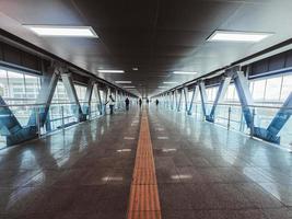 gente che cammina nel tunnel foto