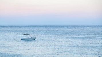 barca nel mare nel blu estate sera foto