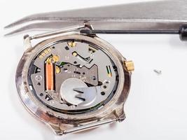 utensili e sostituzione batteria nel orologio vicino su foto