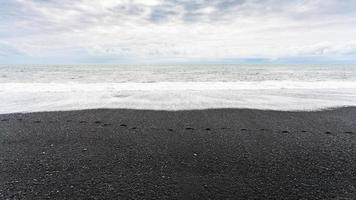 oceano onde su reynisfjara nero sabbia spiaggia foto