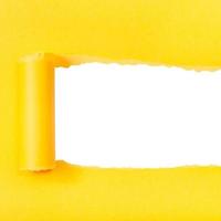 giallo arrotolato strappato carta su piazza sfondo foto