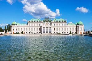 piscina e Visualizza di superiore belvedere palazzo, vienna foto