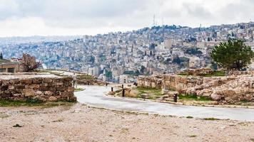 bagnato sentiero a partire dal cittadella per amman città nel pioggia foto