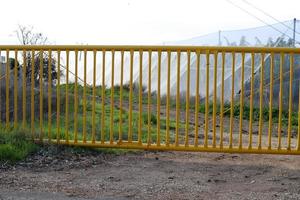 recinto nel il città parco su il sponde di il mediterraneo mare. foto