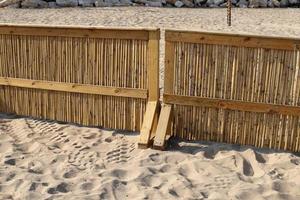 recinto nel il città parco su il sponde di il mediterraneo mare. foto