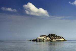 Visualizza di un' piccolo pietroso isola nel il mare foto