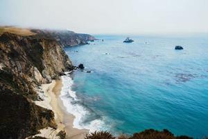 Pacifico oceano spiaggia e scogliere foto