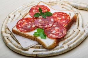 salame Sandwich su di legno tavola e di legno sfondo foto