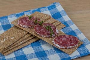 pane croccante con salame foto