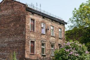 bella facciata della vecchia casa di città a Cracovia, in Polonia foto