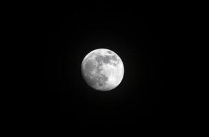 luna piena sparata in una notte buia foto
