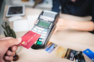 il consumatore paga per il servizio con carta di credito