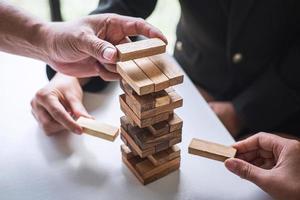 persone che accatastano blocchi di legno foto