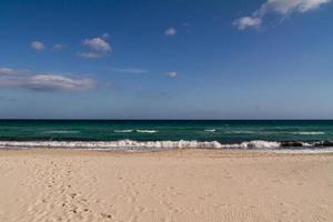 scena a mediterraneo spiaggia ricorrere nel tunisia. foto