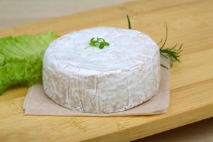 Camembert formaggio su di legno tavola e di legno sfondo foto