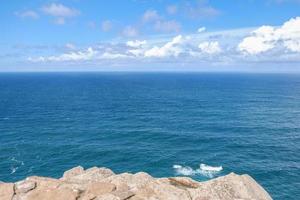 vista di acqua blu e cielo foto