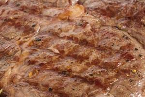 bistecca di manzo alla griglia isolata su uno sfondo bianco foto