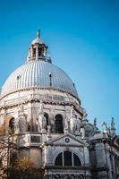 vista ritagliata della basilica di santa maria della salute foto