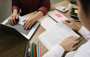 due studenti che ricercano un progetto foto