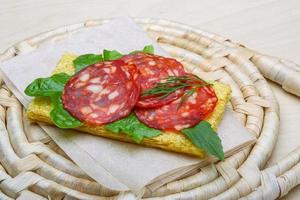 salame Sandwich su di legno tavola e di legno sfondo foto