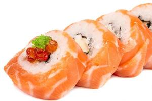 sushi giapponese cibo tradizionale giapponese. rotolo a base di salmone, cavair rosso, uova e panna foto