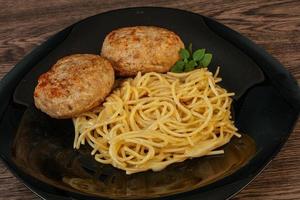 spaghetti con cotoletta di pollo fatta in casa foto