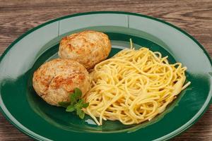 spaghetti con cotoletta di pollo fatta in casa foto