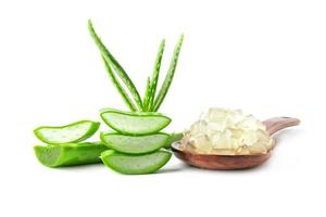 aloe vera fresca con cucchiaio di legno foto