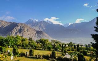 vista del paesaggio di fogliame verde in estate e catena montuosa del karakoram, Pakistan foto