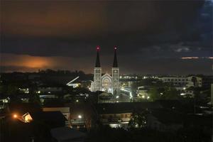 chiesa cattolica di notte foto