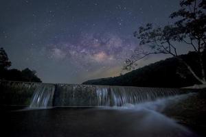 via lattea sopra la piccola diga foto