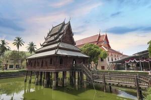 Chedi di legno tradizionale in Tailandia foto