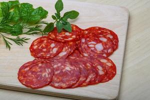 chorizo salsiccia su di legno tavola e di legno sfondo foto