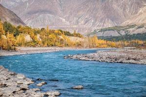 fiume Gilgit che scorre attraverso Gupis, Pakistan foto