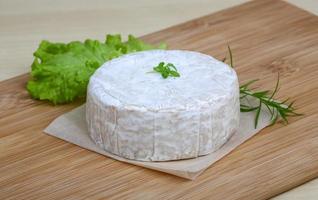 Camembert formaggio su di legno tavola e di legno sfondo foto