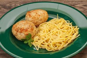 spaghetti con cotoletta di pollo fatta in casa foto