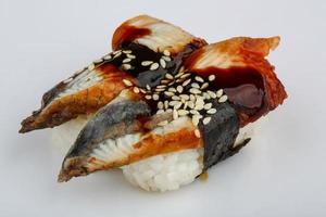 sushi di anguilla su sfondo bianco foto