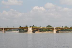 vista panoramica del ponte margit recentemente rinnovato a budapest. foto