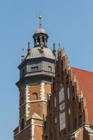 cracow - la chiesa del corpus christi fu fondata da kasimir iii il grande intorno al 1340. il prospetto frontale ha un timpano gotico mentre la decorazione dell'interno è barocca foto