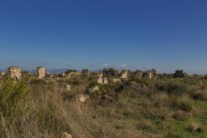 rovine a lato foto