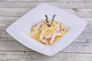 pasta alla carbonara con prosciutto e formaggio foto