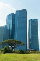 edifici nello skyline di singapore foto