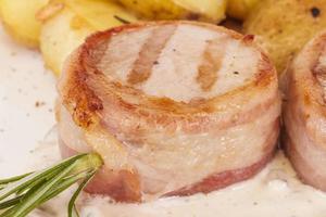 bistecca alla griglia avvolta nel bacon, con verdure grigliate, purè di patate foto