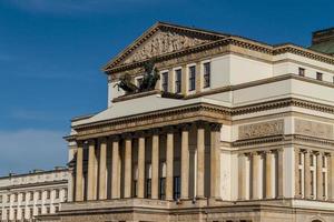 varsavia, polonia - teatro dell'opera nazionale e edificio del teatro nazionale foto