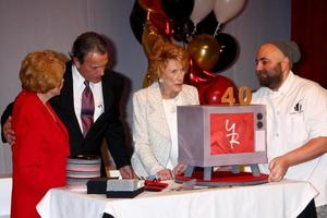 los angeles, mar 26 - lee p campana, erica braeden, jeanne bottaio, duff uomo d'oro frequenta il 40 ° anniversario di il giovane e il irrequieto celebrazione a il cbs televisione città su marzo 26, 2013 nel los angeles, circa foto