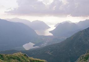 vista nebbiosa del lago nella valle foto