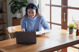 relax, rilassare, relax, avere divertimento. asiatico donne prendere Appunti di loro passato e disco video clip su loro computer portatili a casa. foto